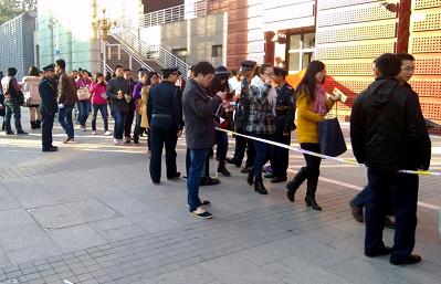 雙選會門口排隊的學生